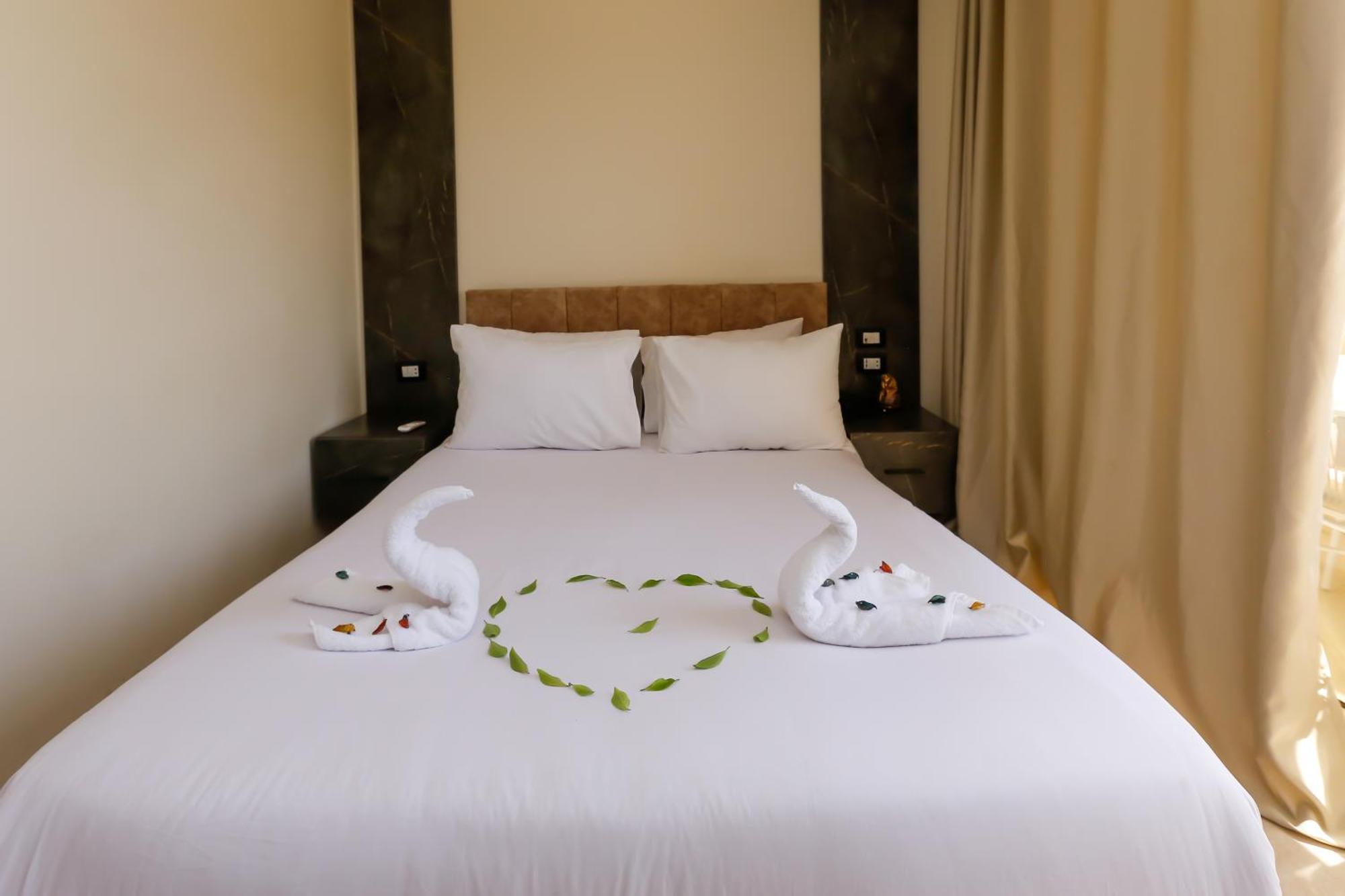 Kafret el-Gabal Taj Pyramids View Inn מראה חיצוני תמונה