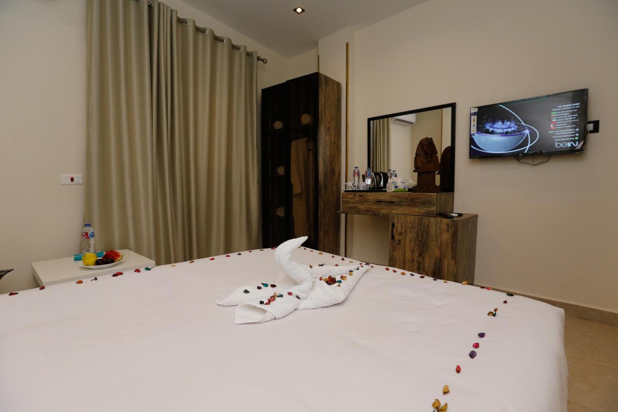 Kafret el-Gabal Taj Pyramids View Inn מראה חיצוני תמונה